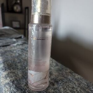 Mannakadar hydrating mist